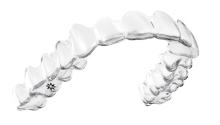 Durchsichtige Invisalign auf weißem Hintergrund